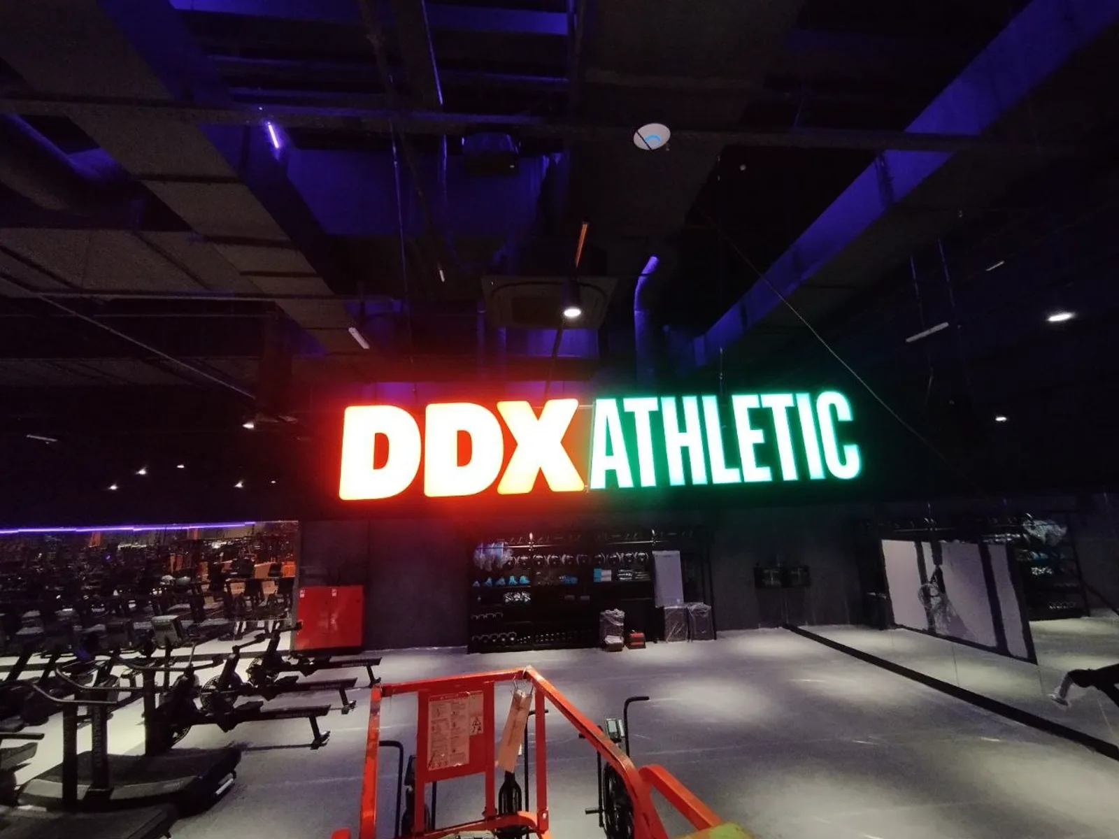 Готовое оформление фитнес-клуба DDX в Новокузнецке — Вывеска DDX Athletic в зале