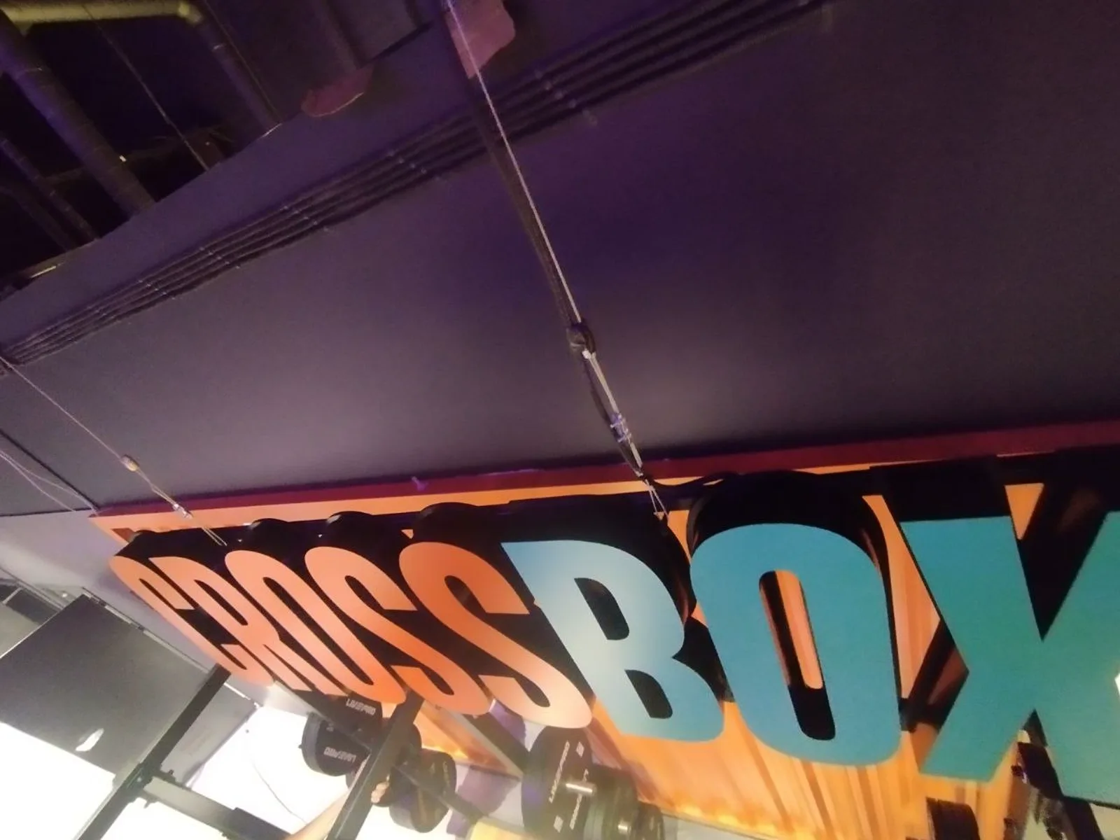 Готовое оформление фитнес-клуба DDX в Новокузнецке — Буквы CrossBox крупно
