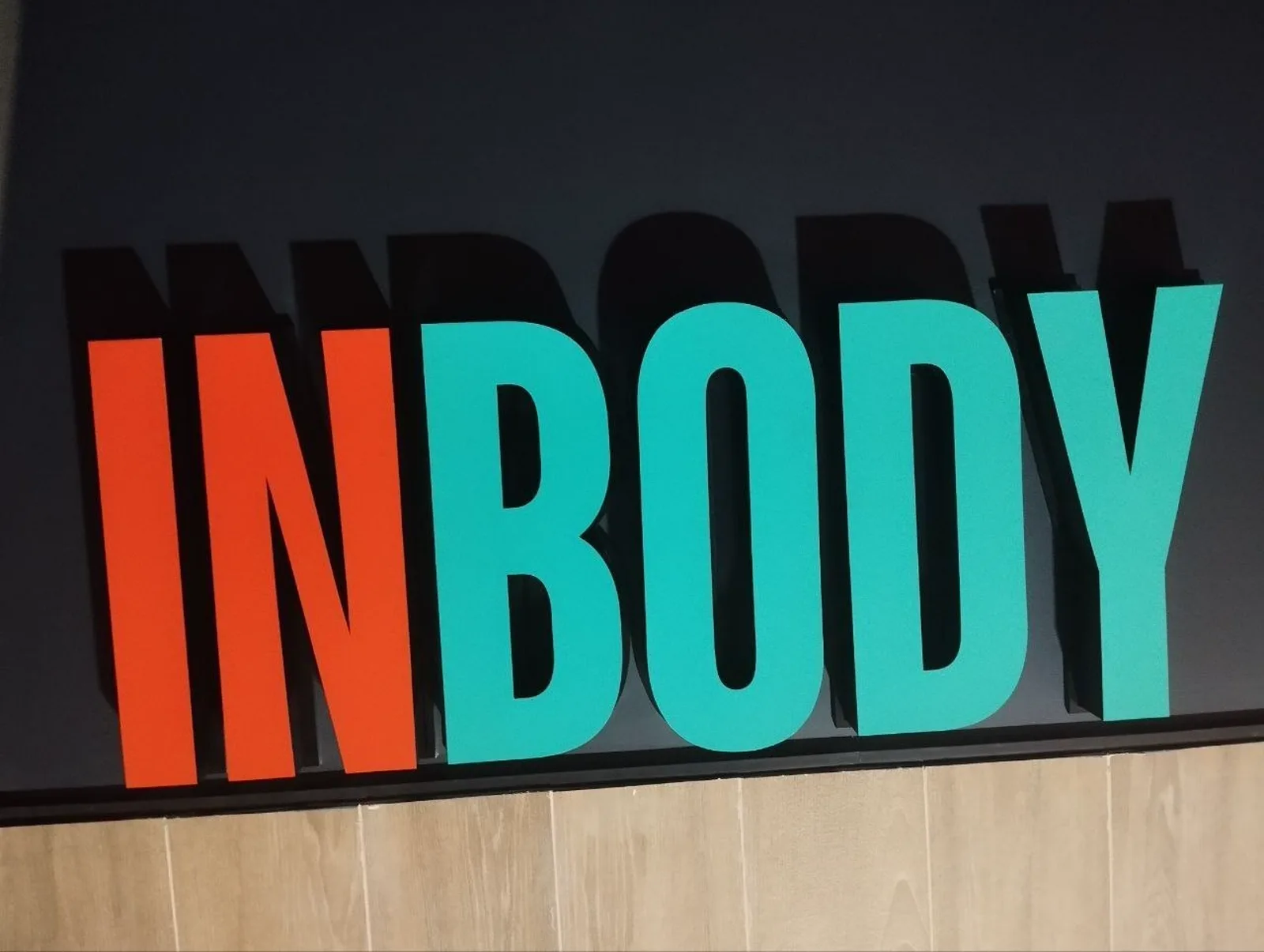 Монтаж оформления в фитнес-клубе DDX в Новокузнецке — Объёмные буквы InBody