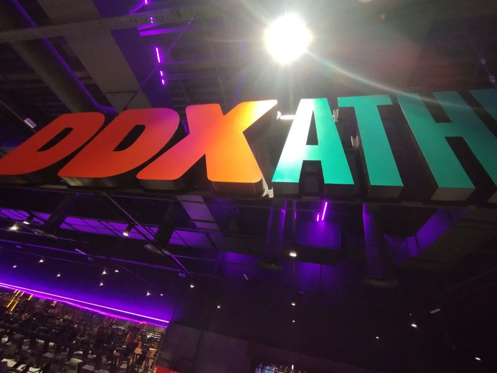 Готовое оформление фитнес-клуба DDX в Новокузнецке — Стойка ресепшн