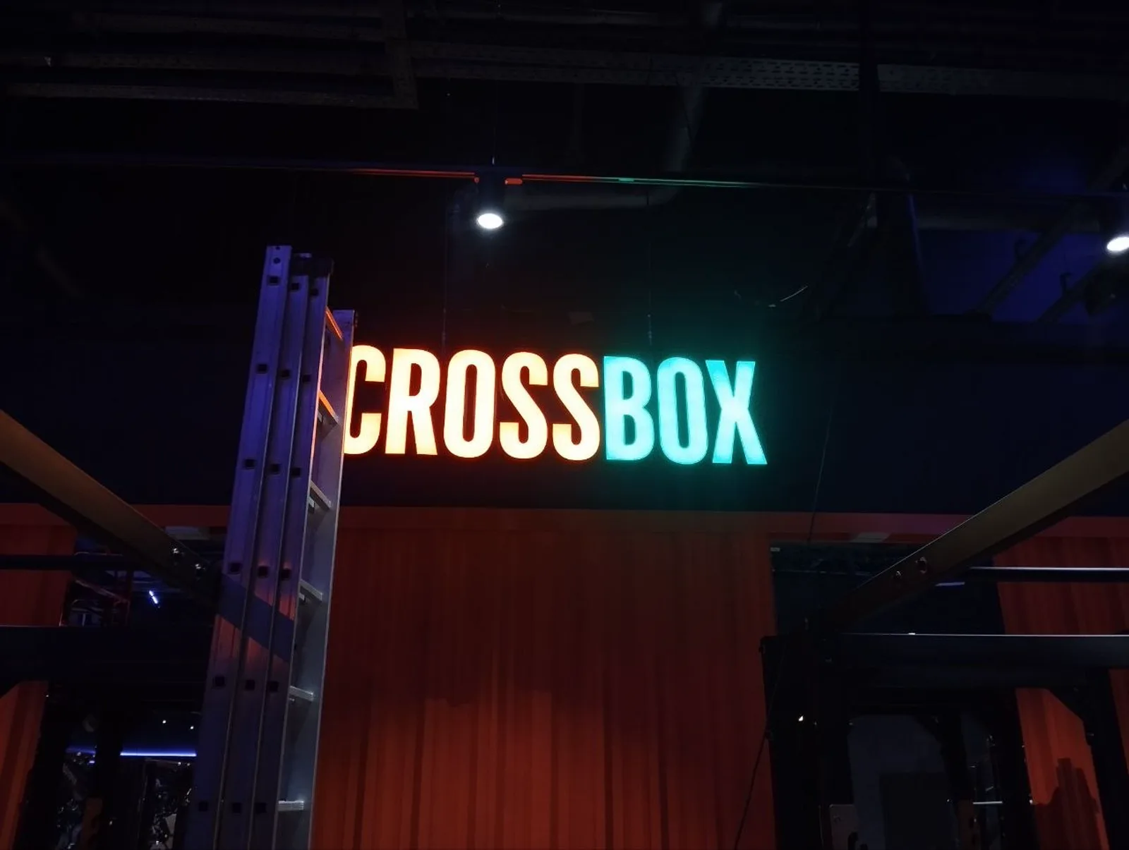 Готовое оформление фитнес-клуба DDX в Новокузнецке — CrossBox смонтирован