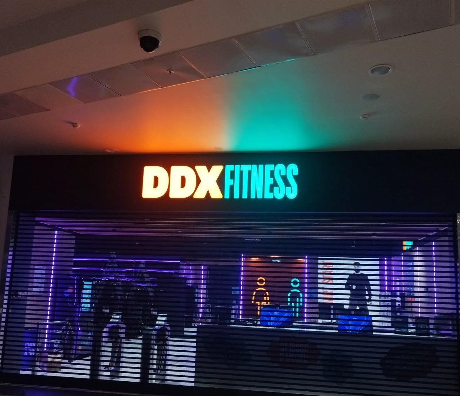 Готовое оформление фитнес-клуба DDX в Новокузнецке — Указатели раздевалок