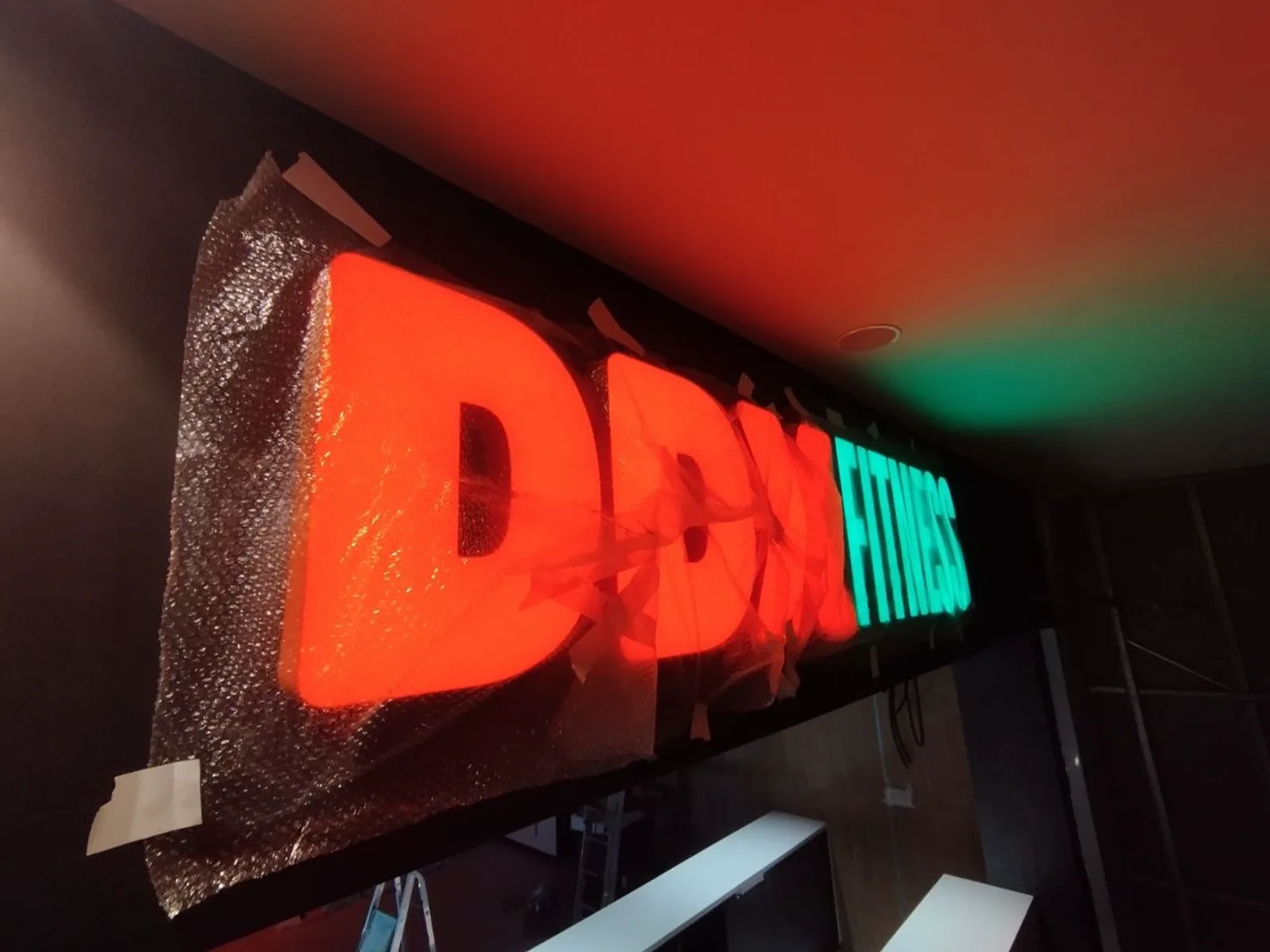 Готовое оформление фитнес-клуба DDX в Новокузнецке — Вывеска перед установкой
