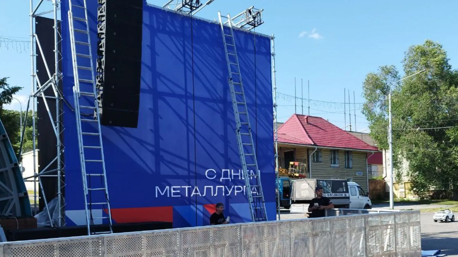 Сцена в полотнах баннерной ткани и сетки — Спринт Медиа, Новокузнецк