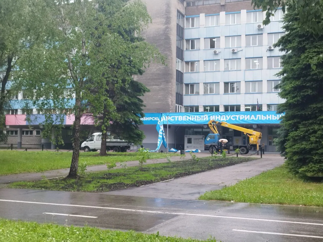 Длинный баннер вдоль фасада — Спринт Медиа, Новокузнецк