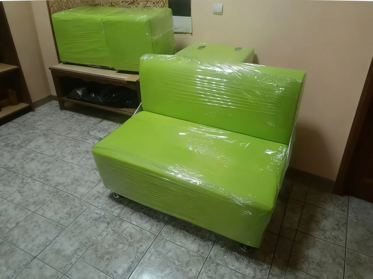 Диван и пуфы в упаковке перед расстановкой — Спринт Медиа, Новокузнецк