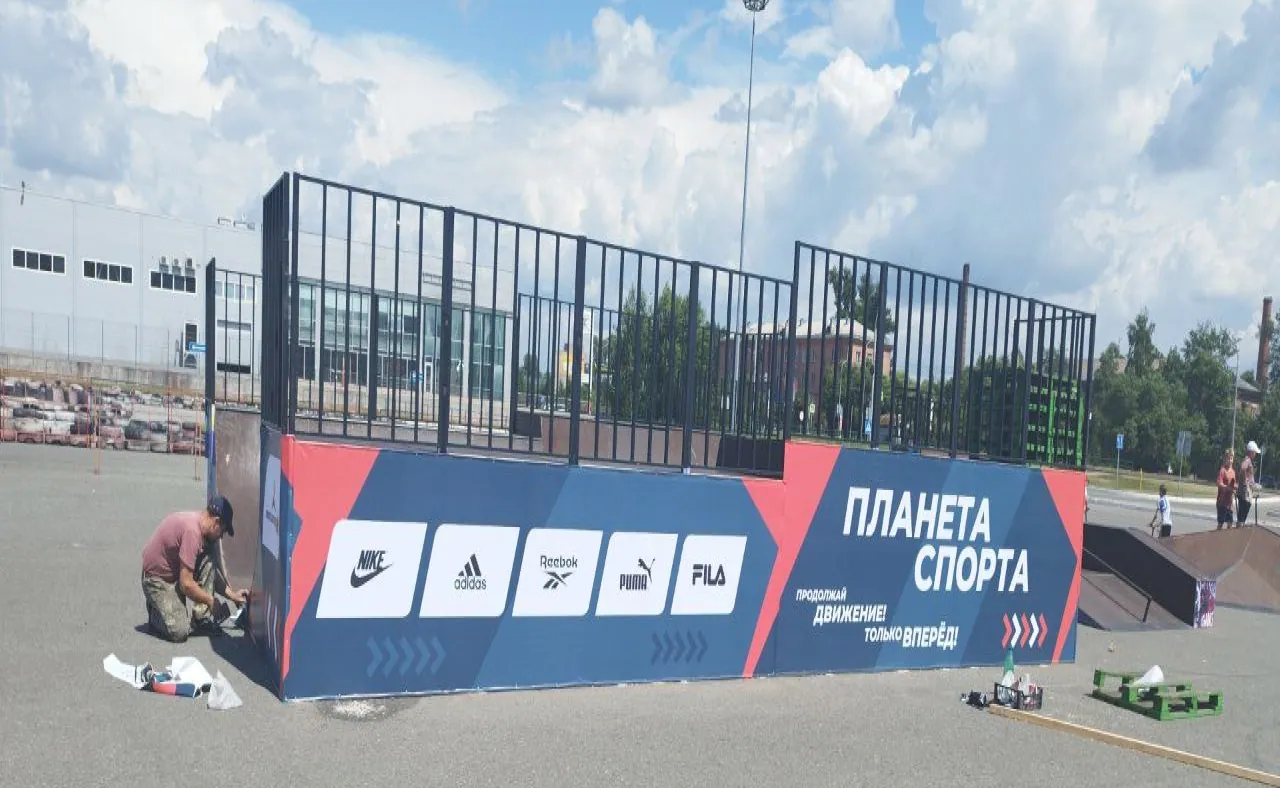 Монтаж баннера на борт рампы скейт-парка — Спринт Медиа, Новокузнецк