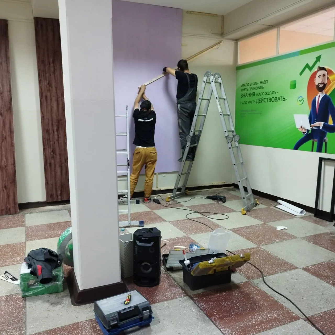 Монтажники клеят фон на стену с лестницы — Спринт Медиа, Новокузнецк