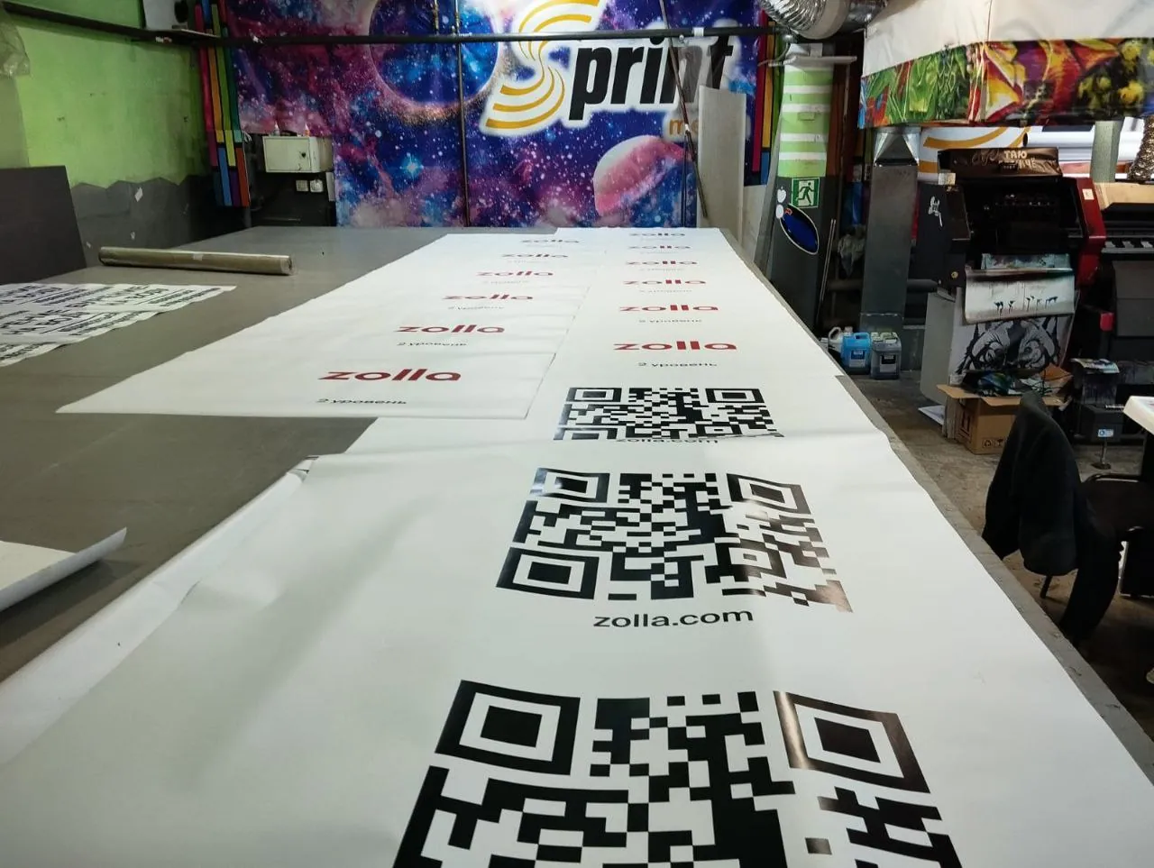 Отпечатанная плёнка с QR-кодами на столе — Спринт Медиа, Новокузнецк